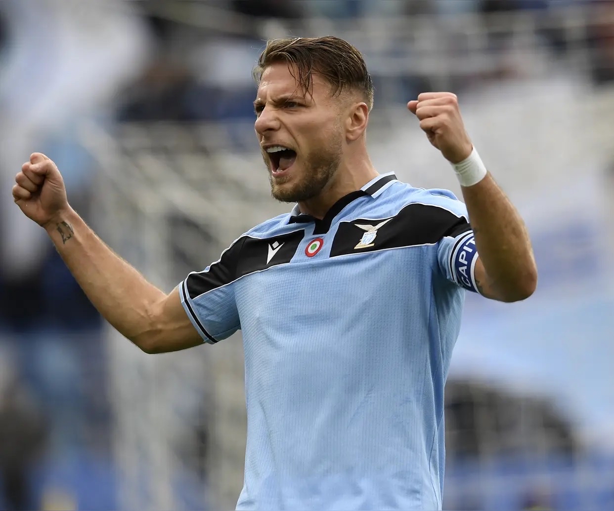  阿贾克斯迎中超关键赛；窗口期内部沟通；质疑声仍在；数据趋势出现新变化